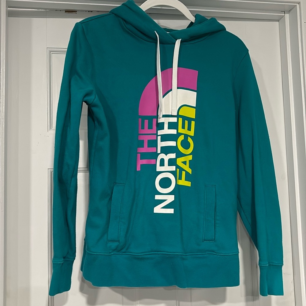 Women’s Northface sweatshirt
